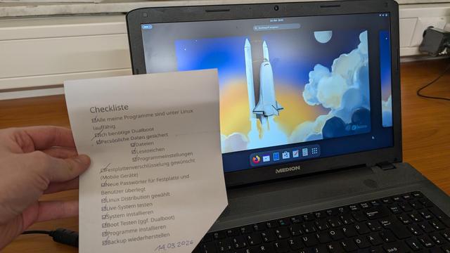 Laptop mit Linux und Checkliste für die erfolgreiche Installation