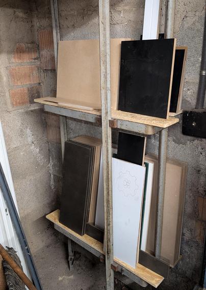 Holzregal im Aufzugschacht