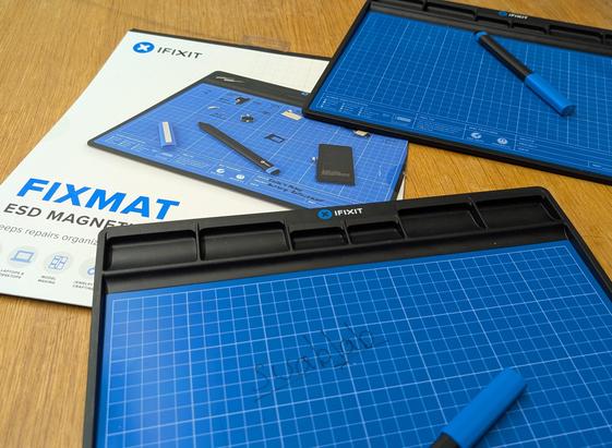 Zwei FixMat ESD-Matten von iFixit